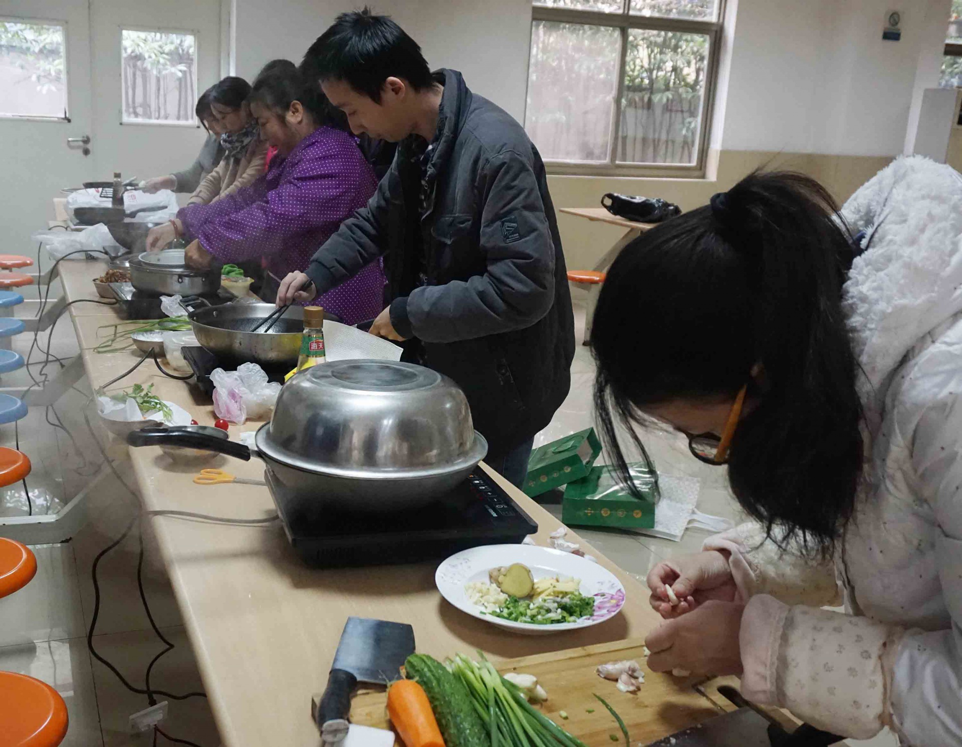 
                            魚火相逢，互展廚技，共烹友旺情！