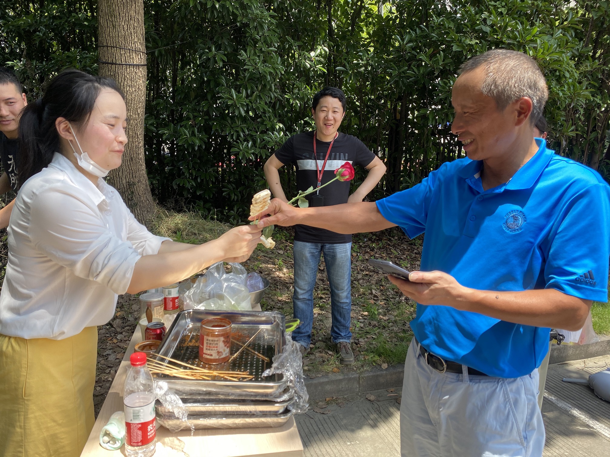 
                            地?cái)俈S公益——我公司開展“義賣集市，友旺喊你來(lái)擺攤啦”活動(dòng)